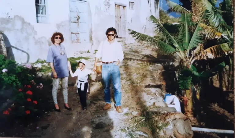 Voor het eerst (na een intense behandeling) de eerste stapjes gezet. Samen met haar papa en mij.